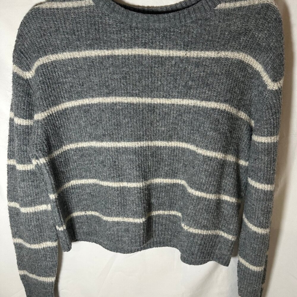 Grey and White Cropped Knit Seater size small